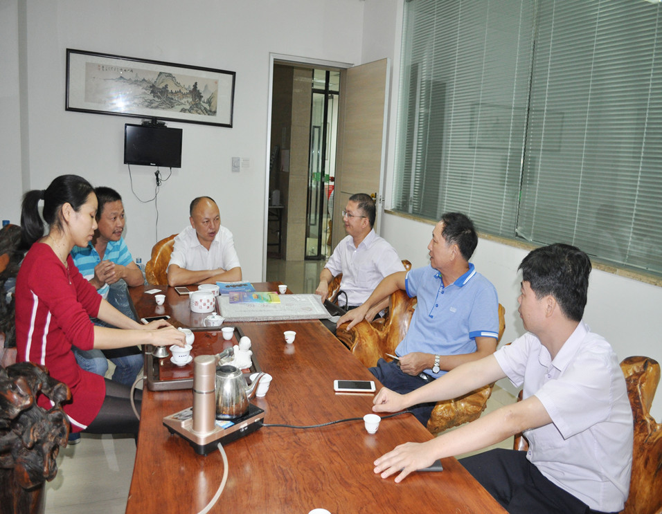 福建省品牌建设促进会专家委员会常务副主任陈佳木、秘书长刘文镇，安溪县福田乡长李钟凯一行到理事会会员单位凯鹰电器公司走访调研_副本.jpg